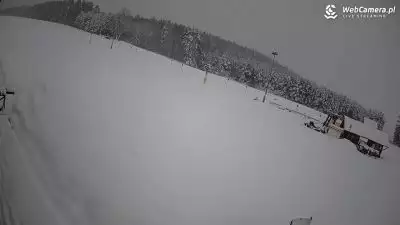 Stok Jacnia na Lubelszczyźnie zaśnieżony i biały a narciarzy brak. 
