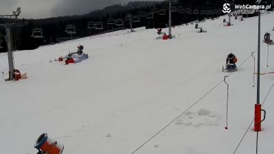 Piękna zima tego sezonu, ale z powodu pandemii nie można z niej w pełni korzystać. Widok na zaśnieżony stok Czarna Góra. Widok z Kamery na pusty orczyk w Czarna Góra Resort