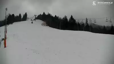 Widok z Kamery na pustą kolej linową w ośrodku narciarskim Cieńków w Wiśle. 