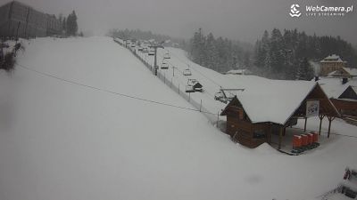 Pusty i zaśnieżony ośrodek narciarski w samym centrum Krynicy-Zdroju - Henryk ski Widok z kamery pusty i zaśnieżony ośrodek narciarski w Henryk ski w centrum Krynicy