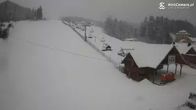 Widok z kamery pusty i zaśnieżony ośrodek narciarski w Henryk ski w centrum Krynicy