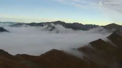 Widok z kamery na skąpane we mgle szczyty Tatr 