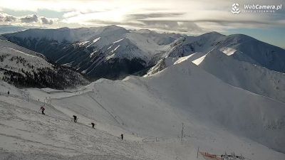Cudowne zimowe ujęcie na panoramę Tatr Panoramiczny widok na szczyty Tatr