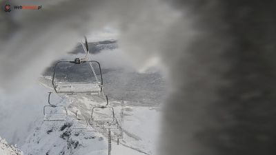 Zdjęcie z zaśnieżonych Tatr Widok z Kamery na zaśnieżoną kolej na Kasprowym Wierch