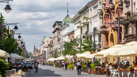 Kamera prezentuje ujęcie u styku ulic Piotrkowskiej i Tuwima.